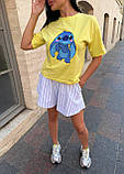 Жіночий літній костюм Стіч: жовта футболка з малюнком і білі шорти з тонку смужку, фото 5