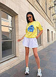 Жіночий літній костюм Стіч: жовта футболка з малюнком і білі шорти з тонку смужку, фото 7
