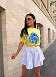 Жіночий літній костюм Стіч: жовта футболка з малюнком і білі шорти з тонку смужку, фото 8
