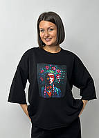 Футболка жіноча чорна тринитка з принтом в українському стилі Дівчина у вінку 3