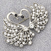 Брошка металева на сріблястій основі два лебеди з білими та чорними стразами розмір 45х30 мм