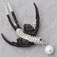 Брошка металева на сріблястій основі ластівка з чорними та білими стразами та намистинний розмір 65х50 мм