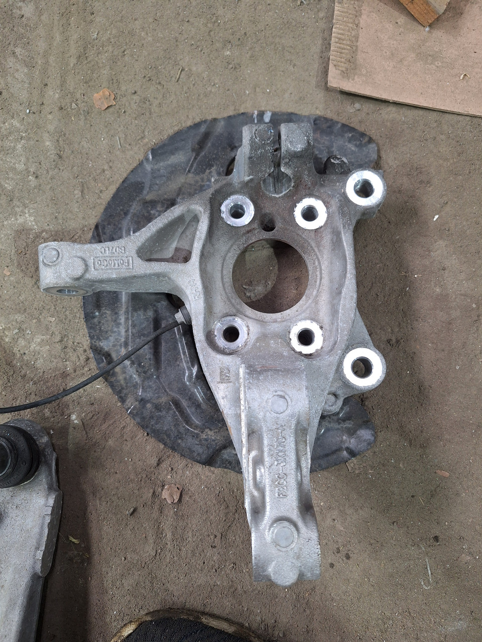 Ford Edge 2019-2024 Кулак поворотний Цапфа передня права F2GZ3K185A F2GC3K170A, фото 1