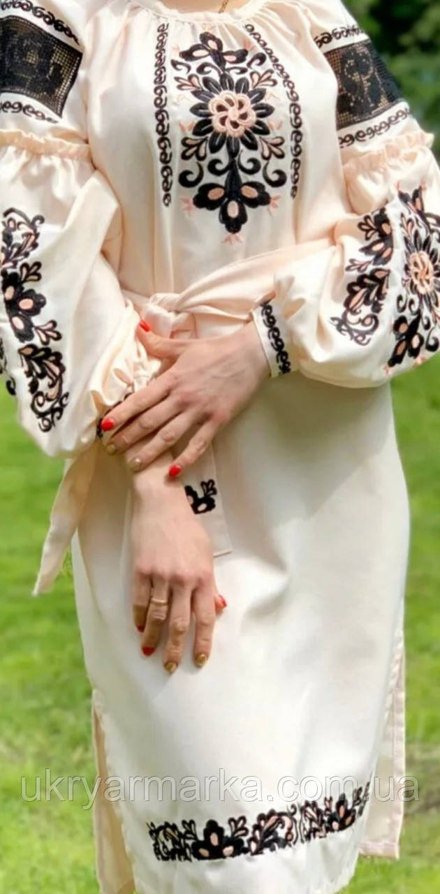 Персикове плаття з чорною вишивкою і мереживом "Насолода"