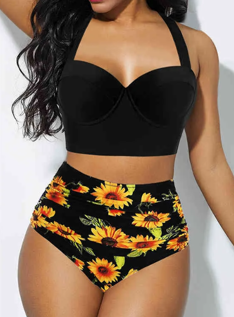 Жіночий купальник чорного кольору з високими трусиками.