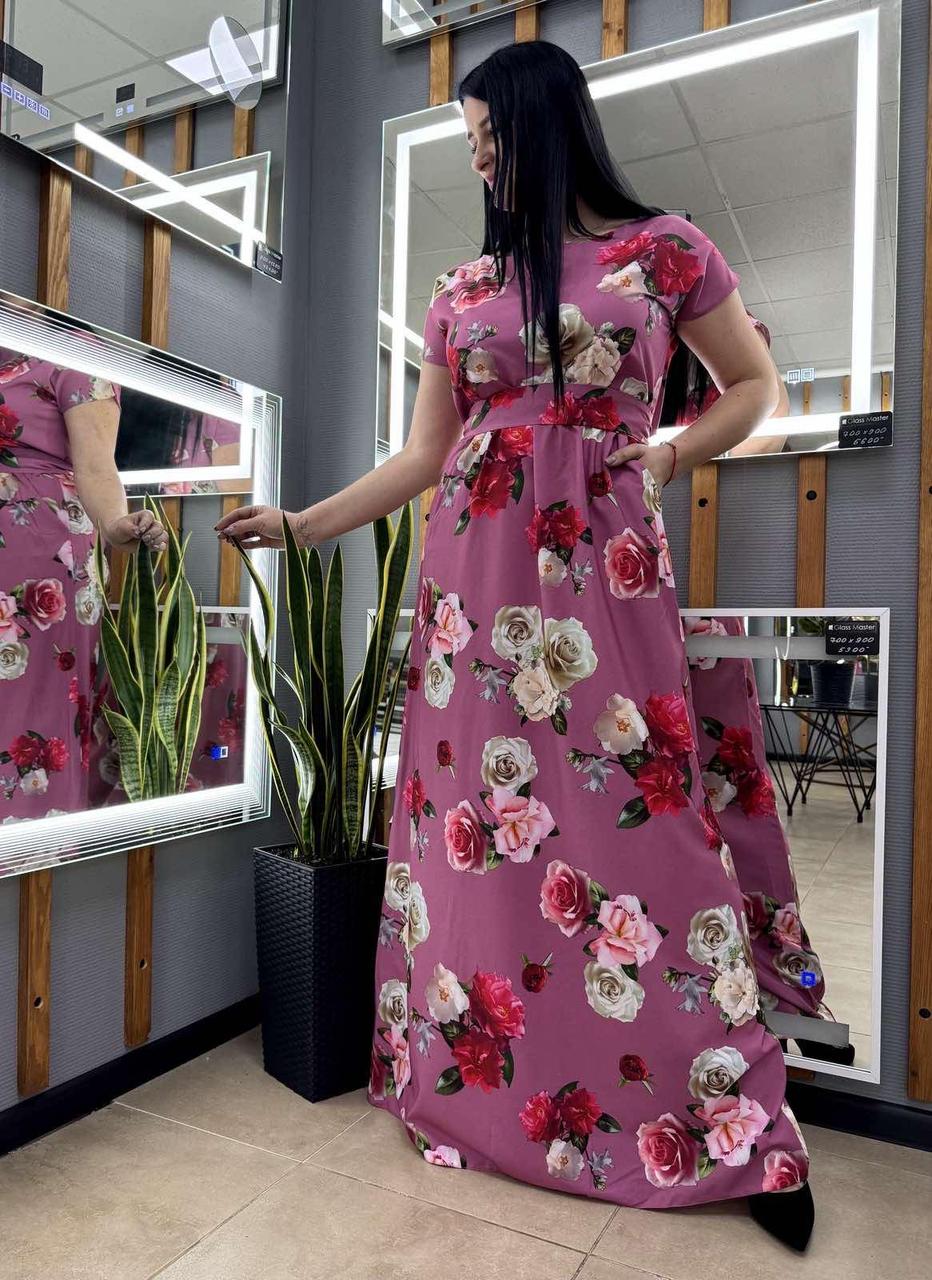 Софтова довга сукня кольору пудра з квітковим принтом. Розміри від 44 до 58