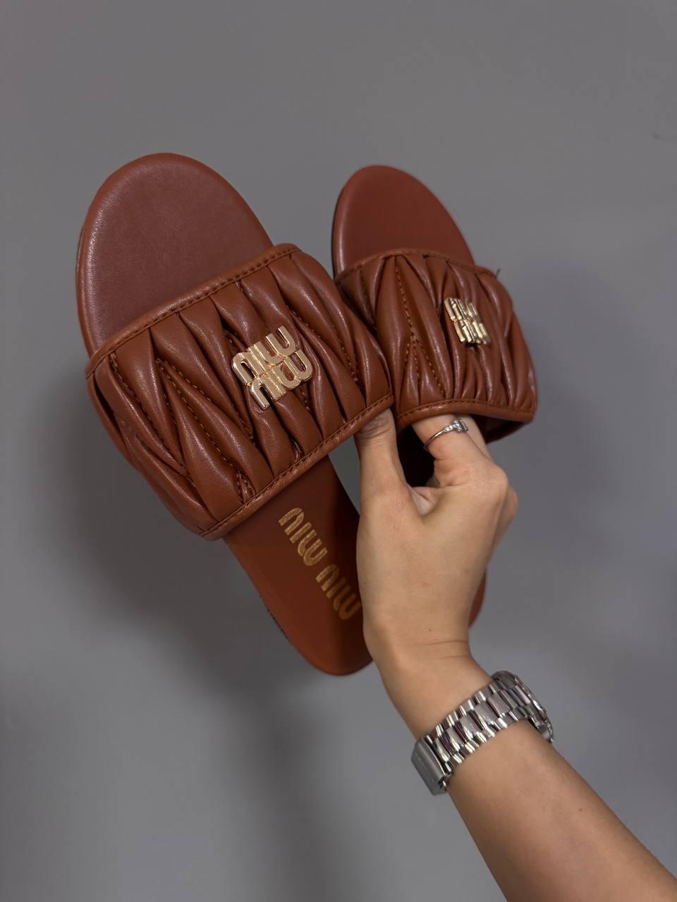 Тапочки жіночі коричневі MIU MIU MATELASSÉ NAPPA GINGER SLIDES (21332), фото 1