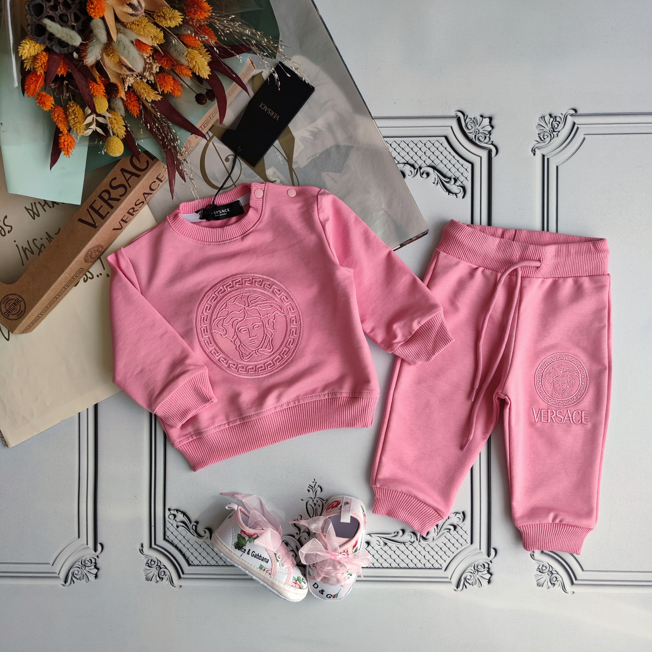 Дитячий рожевий спортивний костюм Versace для новонароджених
