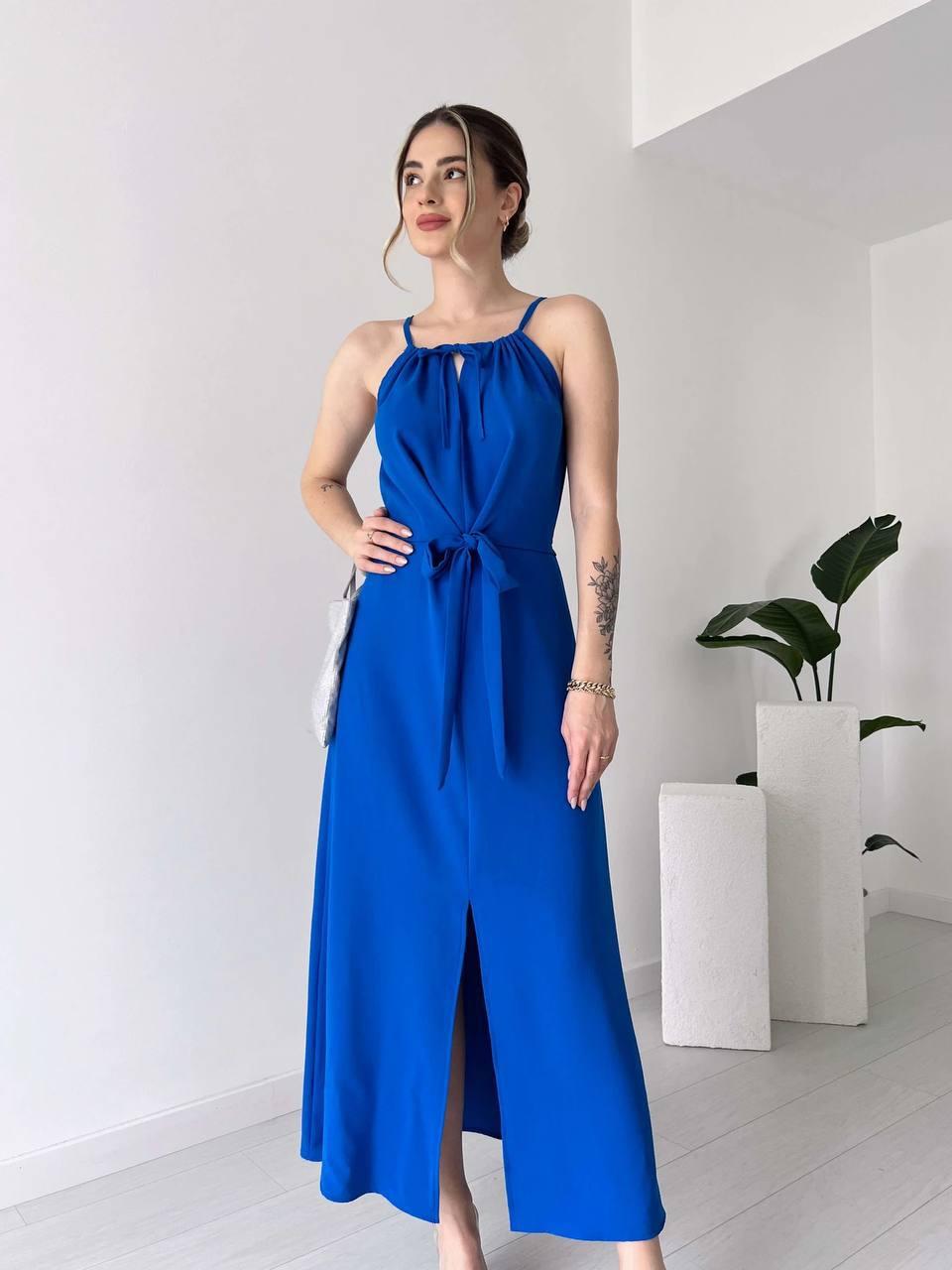 Вишукана жіноча синя приталена сукня сарафан довжини міді із софту на тонких бретелях з розрізом, фото 1