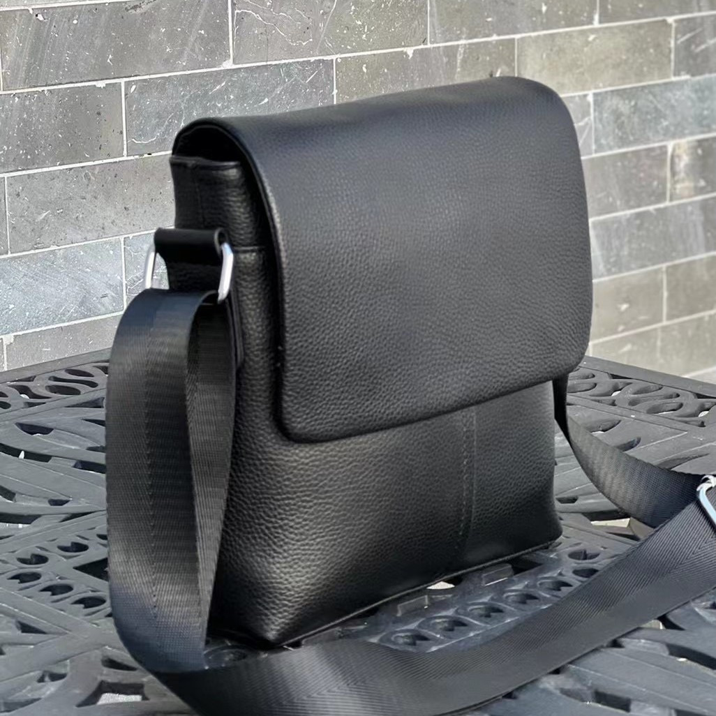 Чоловіча шкіряна сумка через плече планшет месенджер із натуральної шкіри чорна 21*23*5,5 см, фото 1