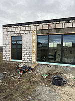 3. Панорамні вікна в підлогу — спальні

Залежно від призначення кімнати були застосовані різні конструктивні підходи.

🔹 Дитяча спальня:

Глухе панорамне вікно в підлогу з високим горизонтальним імпостом для захисту