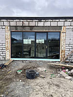 2. Паралельно-розсувна система (HS-портал) — вихід на терасу (5×3 м)
Зона: кухня-вітальня, внутрішній двір

Клієнт хотів отримати зручний широкий вихід на терасу без порога, з великим заскленням.

Рішення:

Система HS-Portal, отвір 5000×3000 м