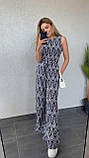 Літній жіночий комбінезон зі штапелю чорно-білий з абстрактним принтом, фото 3