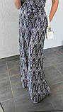 Літній жіночий комбінезон зі штапелю чорно-білий з абстрактним принтом, фото 4