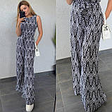 Літній жіночий комбінезон зі штапелю чорно-білий з абстрактним принтом, фото 2