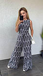 Літній жіночий комбінезон зі штапелю чорно-білий з абстрактним принтом, фото 5