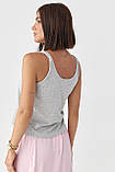 Однотонная женская майка с необработанной окантовкой серая спортивная майка на лето размер S, фото 3