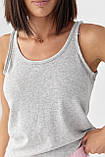 Однотонная женская майка с необработанной окантовкой серая спортивная майка на лето размер S, фото 5