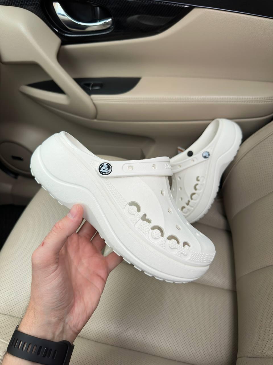 Стильні шльопанці для дівчат Crocs Classic Crush Clog Cream на літо. Світле жіноче літнє взуття Крокс., фото 1