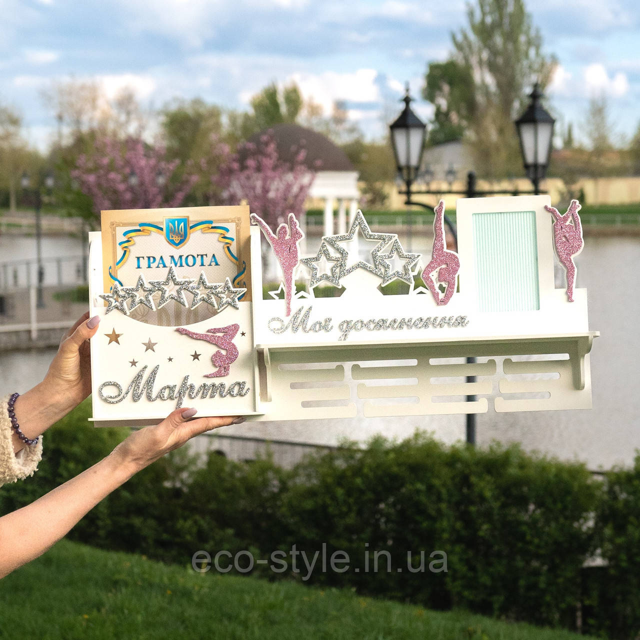 Медальниця для гімнастики з поличкою для кубків. Холдер для гімнастки. Медальниця на замовлення. Полиця для нагород, фото 1