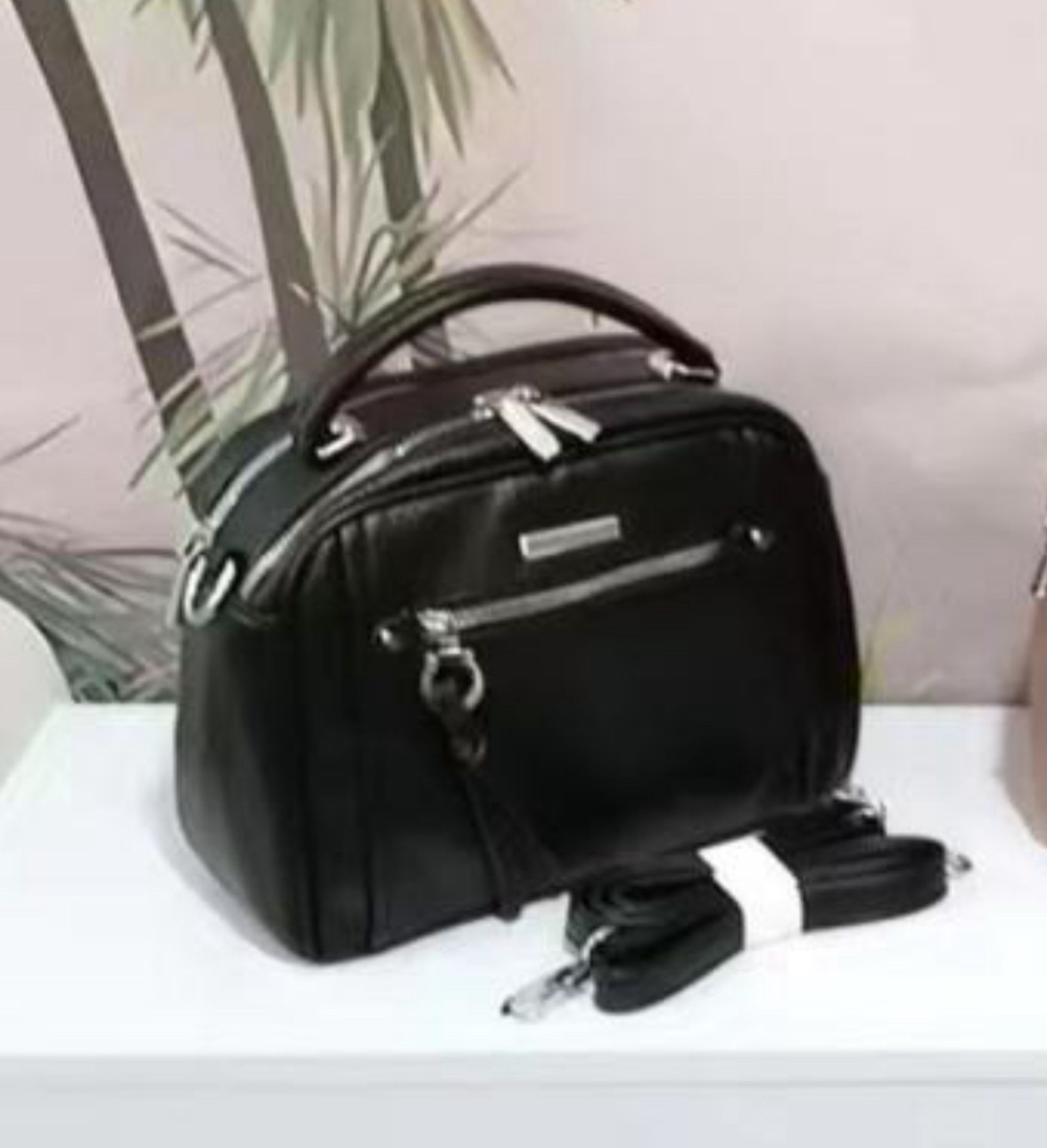 Сумка жіноча чорна крос-боді 25*19 см на два відділення зі штучної шкіри у різних кольорах Yura
