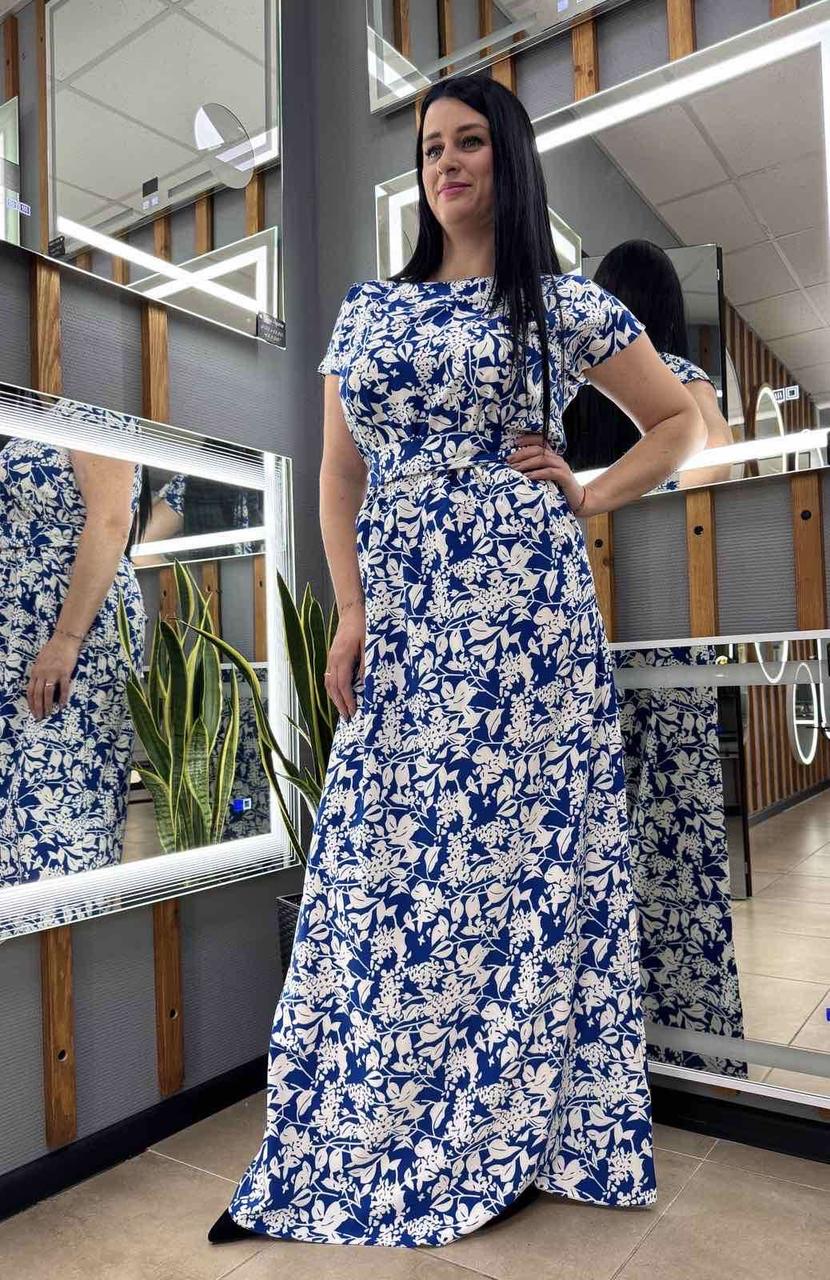 Софтова довга сукня синього кольору з квітковим принтом. Розміри від 44 до 58