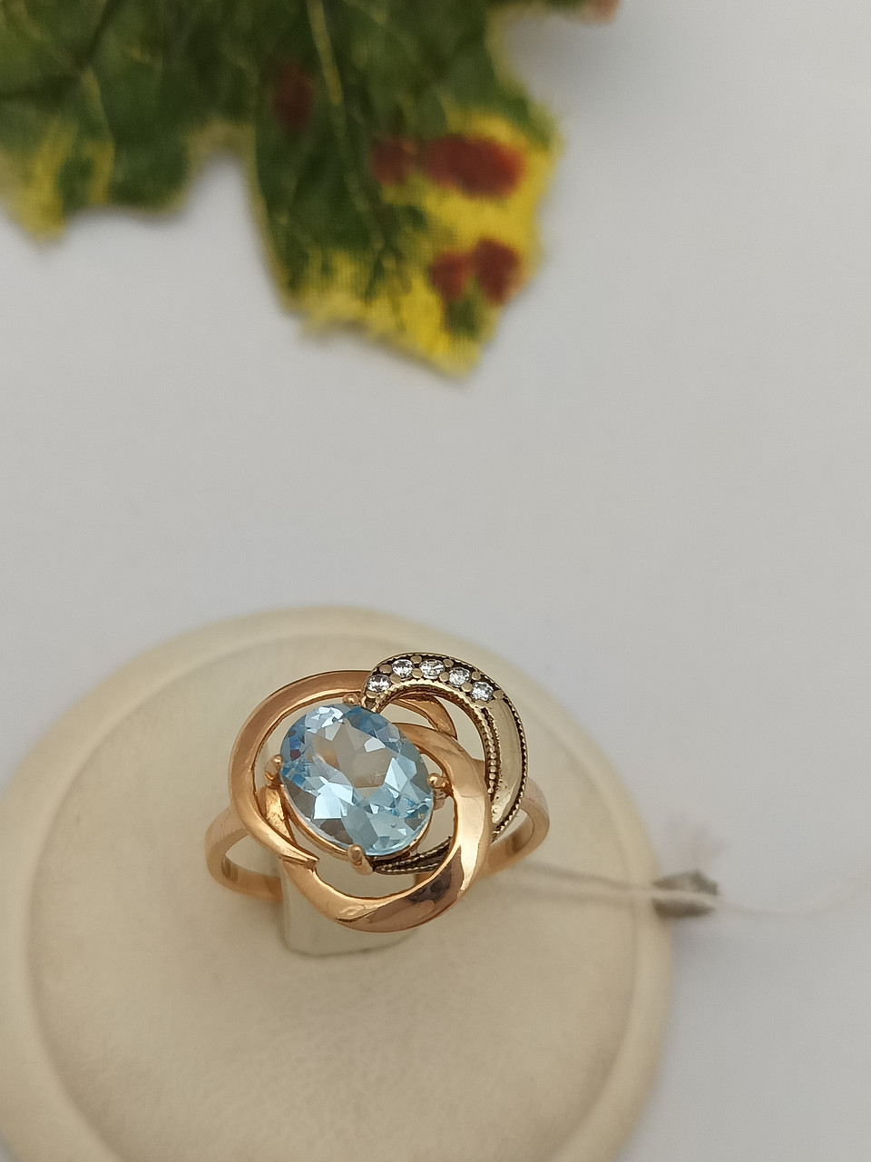 Золоте кільце з топазом