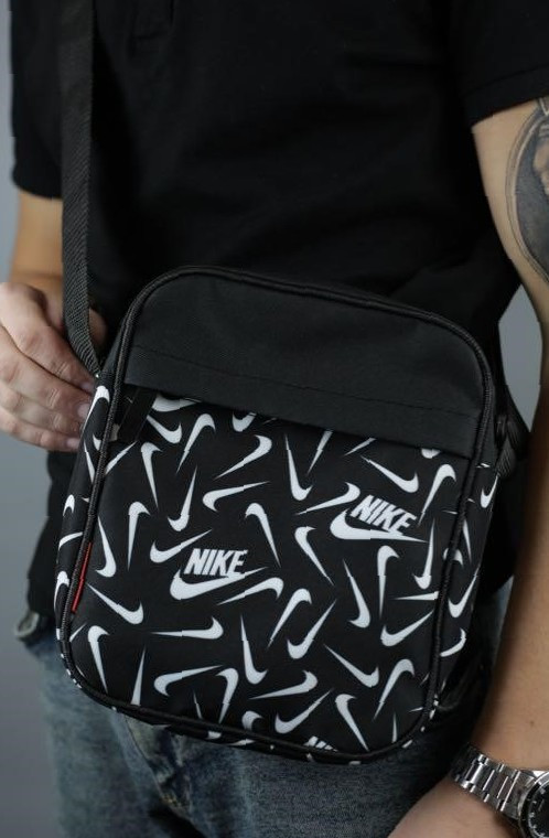 Універсальна чорна барсетка чоловіча - легкість та комфорт Nike