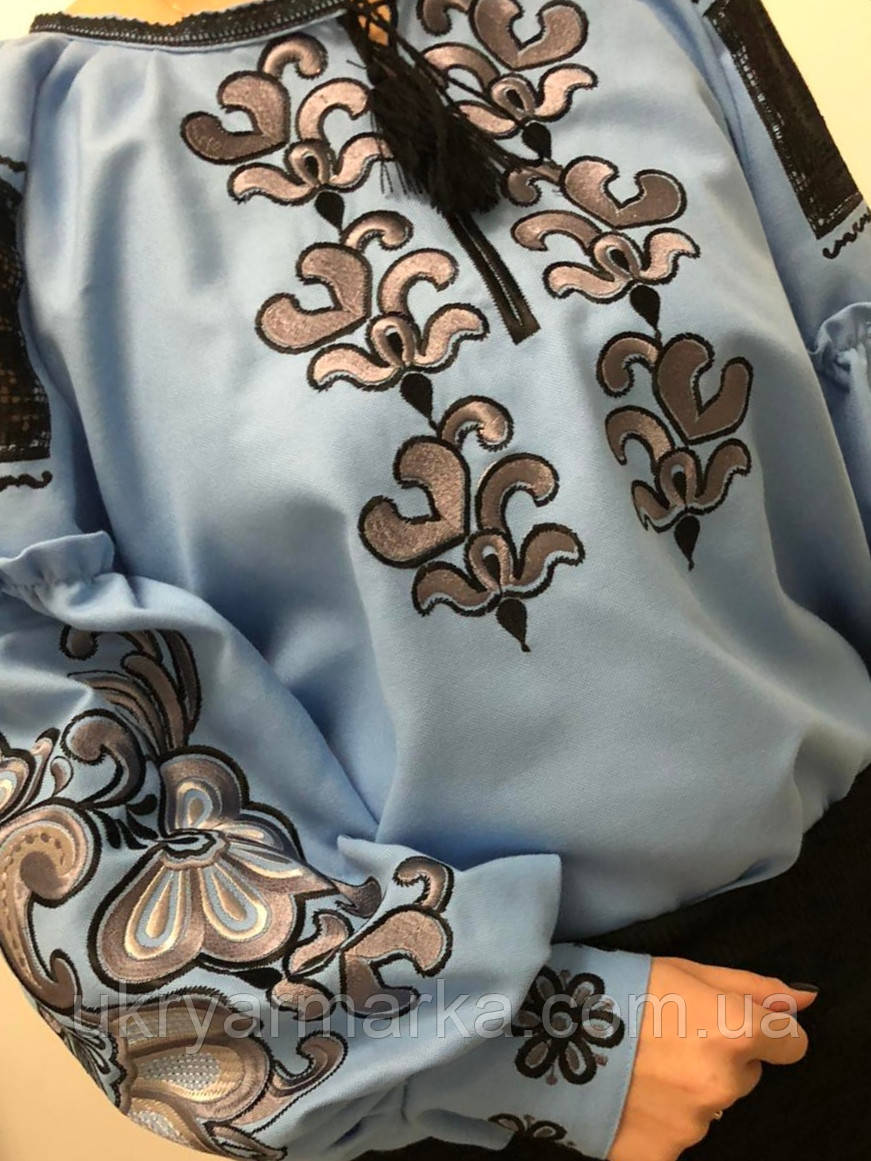 Голуба вишиванка для жінки із срібною вишивкою "Сяйво дня"