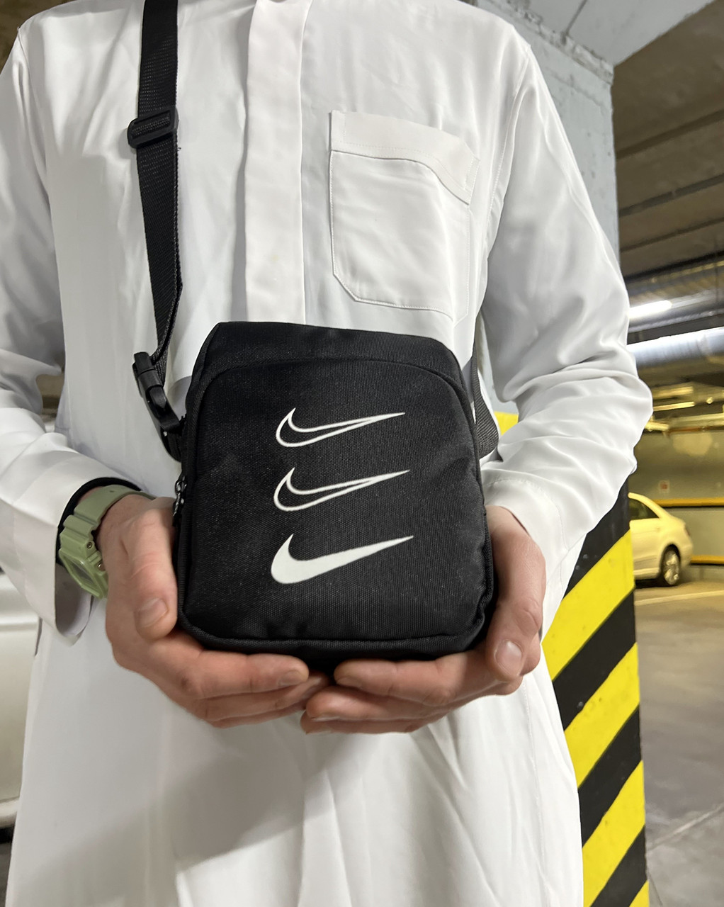 Компактна барсетка через плече – чорна чоловіча модель з відділеннями Nike, фото 1