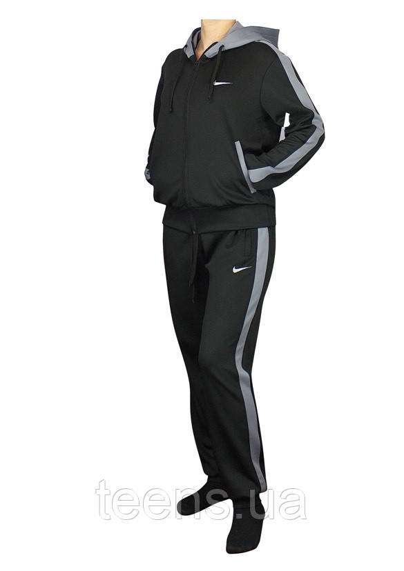женский спортивный костюм с двойным капюшоном и боковыми вставками