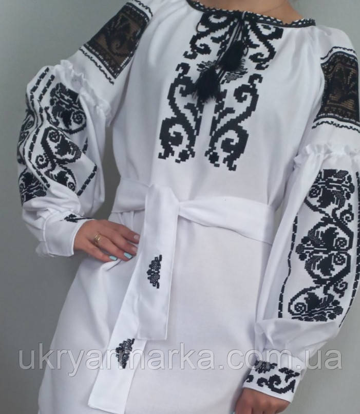 Вишукана біла сукня з контрастною вишивкою "Подіум"