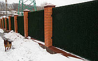 Зеленый забор с основой из металлической рамы и оцинкованой сетки рабица