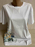 Оригінальна літня жіноча футболка з гарним квітковим принтом, на манжеті, фото 3