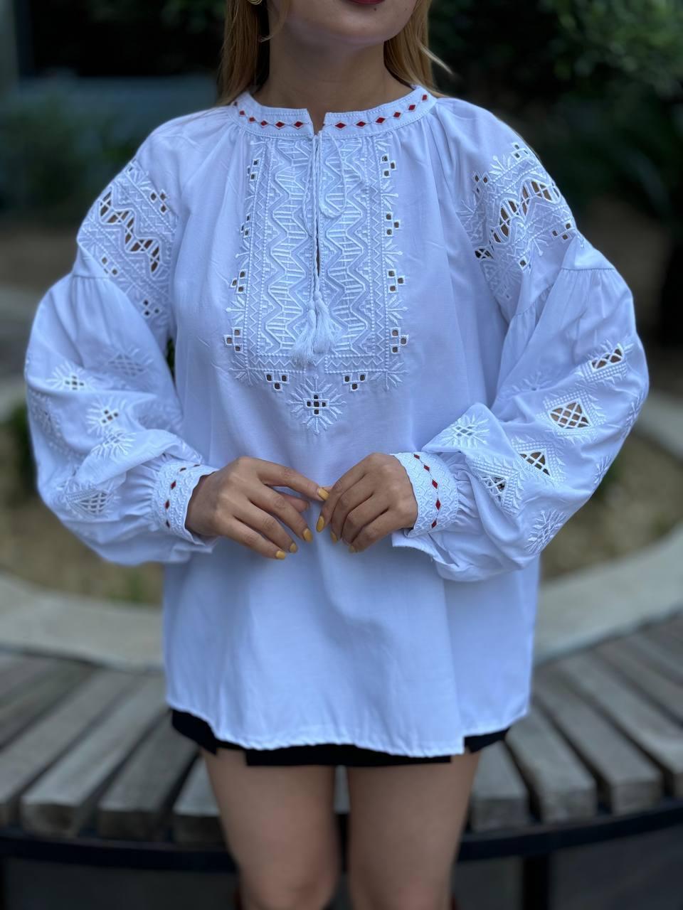 Жіноча блуза прикрашена вишикою гладдю батал біла, фото 1