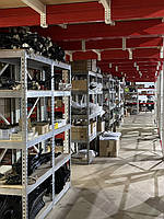 Generator.UA має великий, професійно облаштований склад, який дозволяє зберігати тисячі одиниць техніки, запчастин і витратних матеріалів у постійній наявності. Завдяки значній площі та сучасній системі організації простору, кожна позиція швидко знах