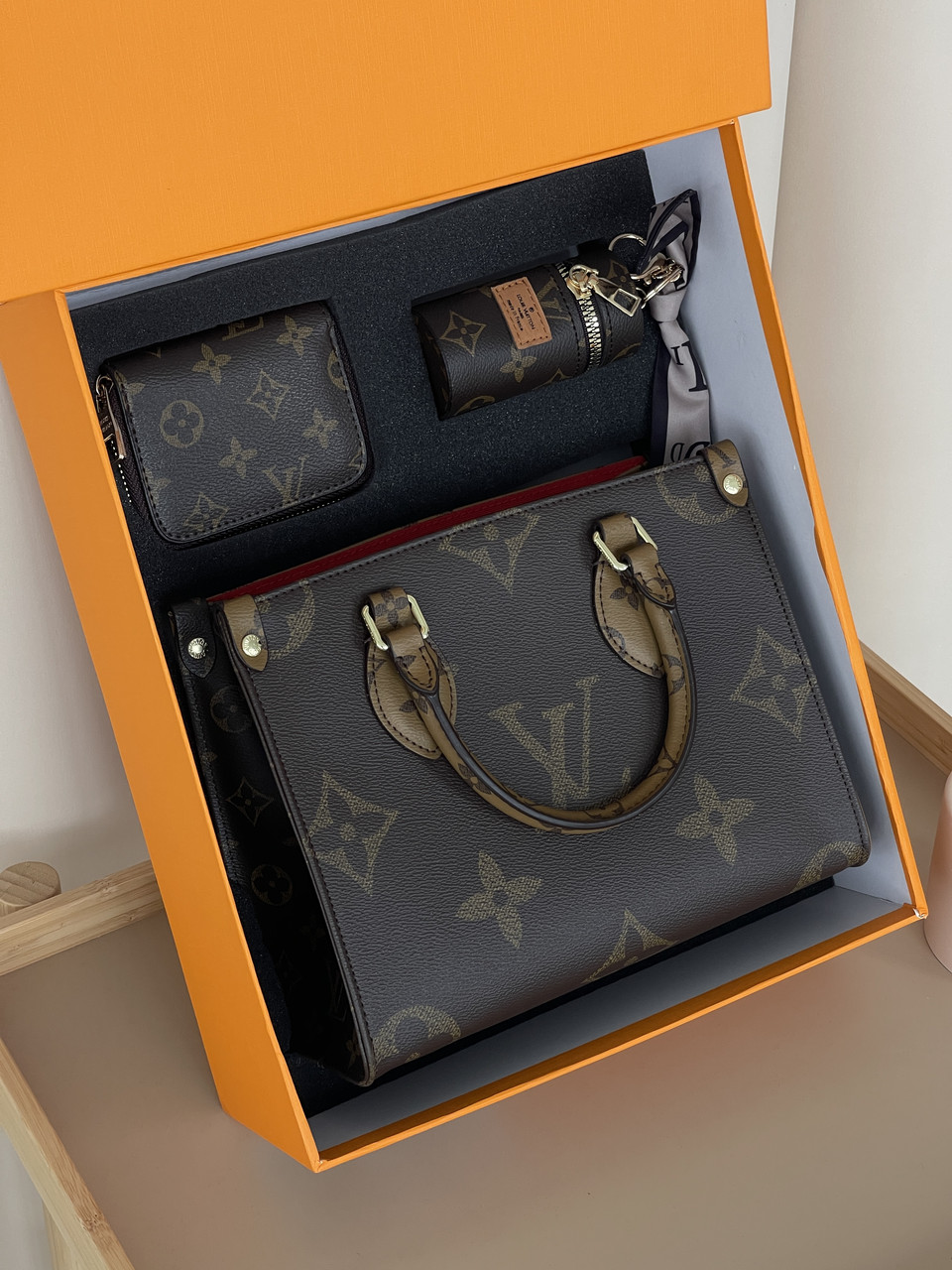 Подарунковий набір Louis Vuitton шопер тоут Onthego(сумка гаманець ключниця ), фото 1