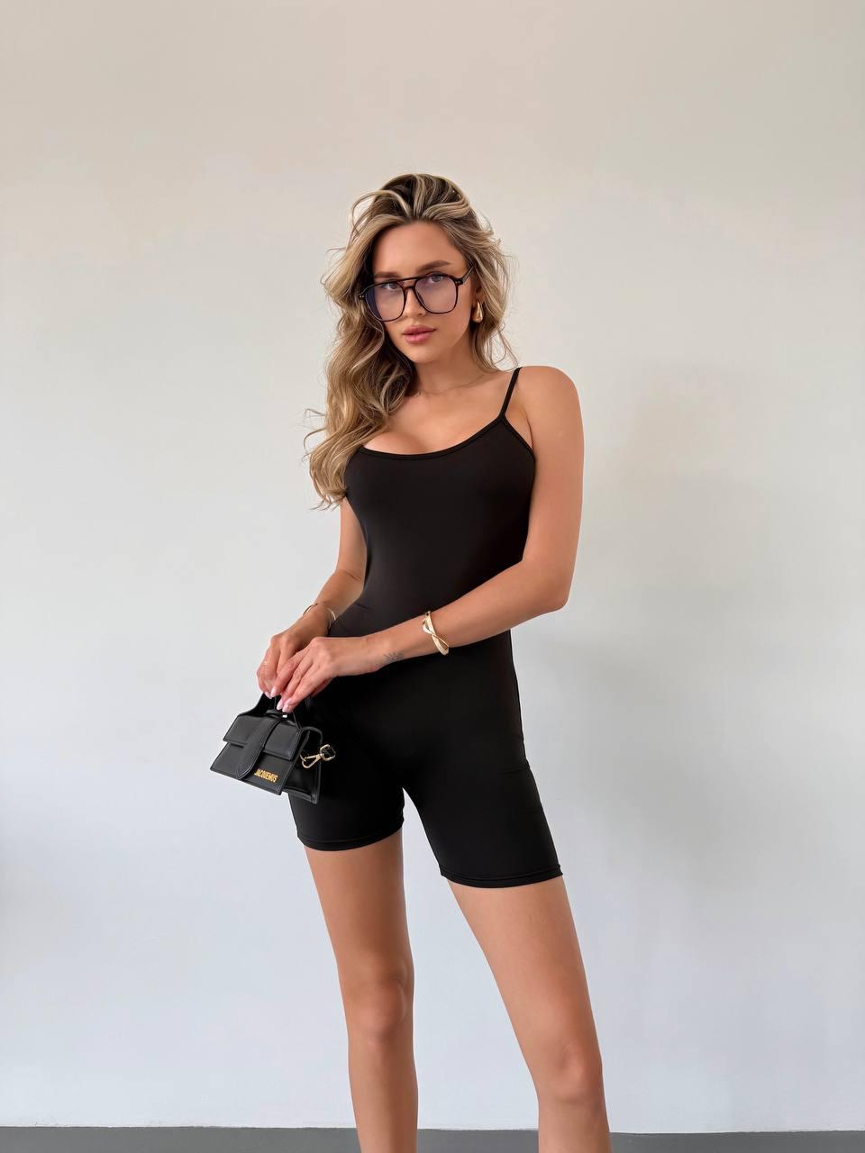 Жіночий літній комбінезон на бретелях, в чорному кольорі 44-46