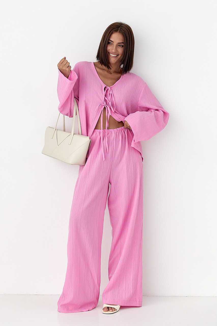 Вільний літній жіночий костюм із блузою на зав'язках рожевий брючний костюм із легкої тканини розмір М, фото 1