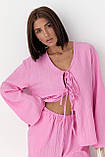 Вільний літній жіночий костюм із блузою на зав'язках рожевий брючний костюм із легкої тканини розмір М, фото 3