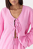 Вільний літній жіночий костюм із блузою на зав'язках рожевий брючний костюм із легкої тканини розмір М, фото 4