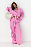 Вільний літній жіночий костюм із блузою на зав'язках рожевий брючний костюм із легкої тканини розмір М, фото 5