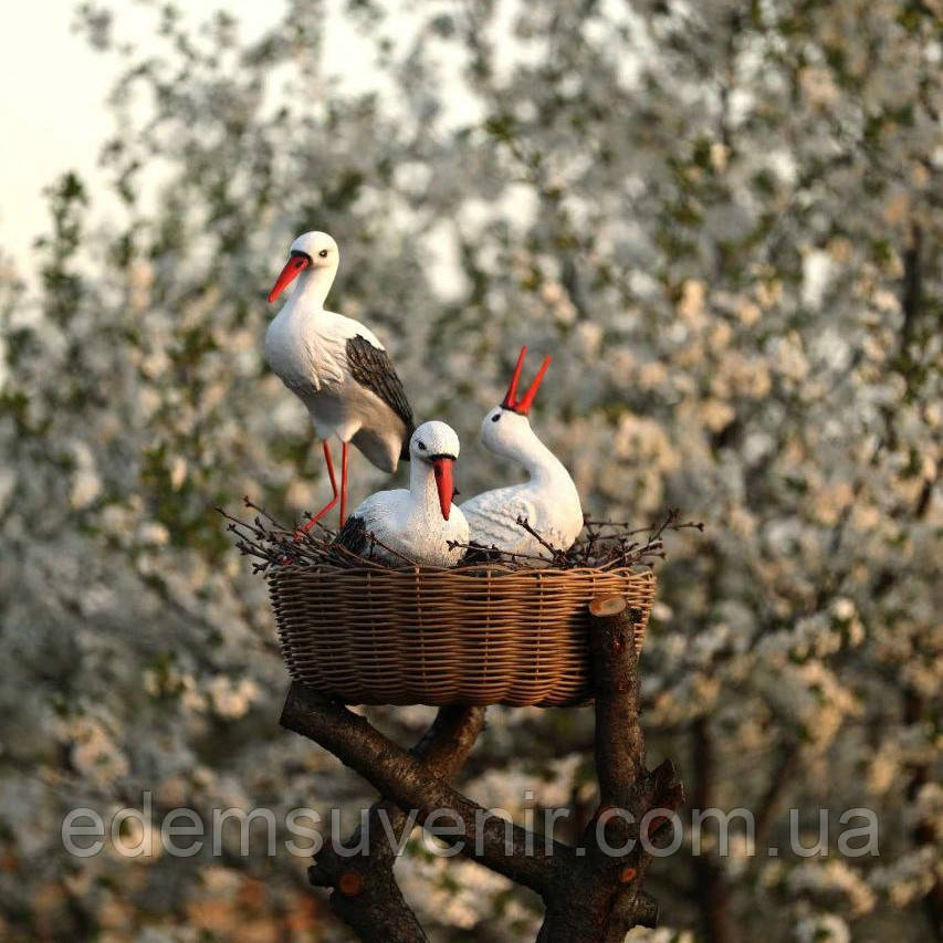 Комплект фігур Сім'я садових лелек № 141 у гнізді з ротангу, садові фігури лелеки, лелеки садові, садово паркові скульптури лелеки