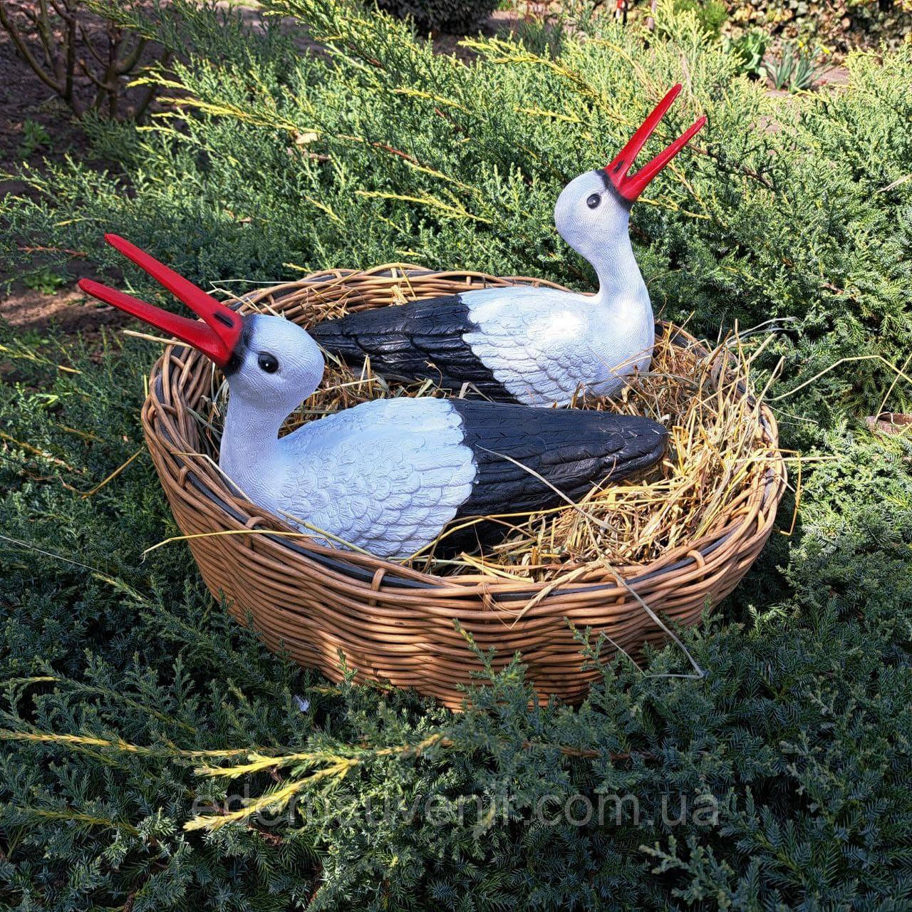 Комплект фігур Сім'я садових лелек №130 у гнізді з ротангу,  лелеки в сад, декоративні лелеки в гнізді із полістоуну
