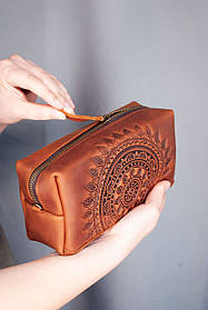 Велика шкіряна косметичка жіноча світло-коричнева з тисненням Сонечко Мандала