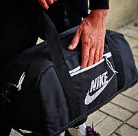 Легка та містка дорожня сумка - ідеальний варіант для спорту Nike