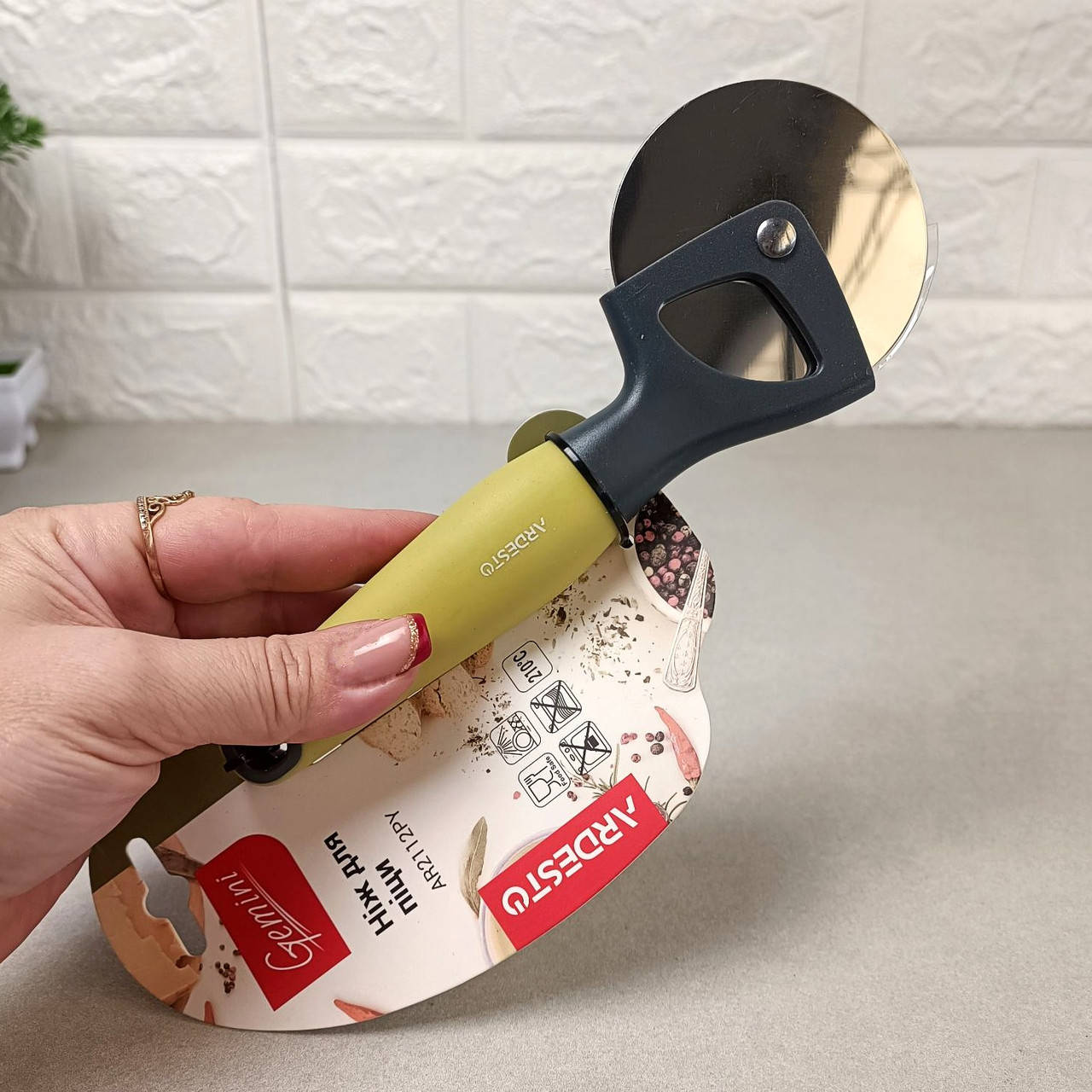 

Нож для теста и пиццы 19.5 см Ardesto с Soft-touch-вставкой на ручке