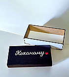 Невеличка подарункова пакувальна коробка чорно-біла з написом, фото 2