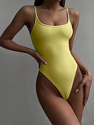 Жовте жіноче базове однотонне трикотажне боді з натурального куліра на тонких бретелях, що регулюються.