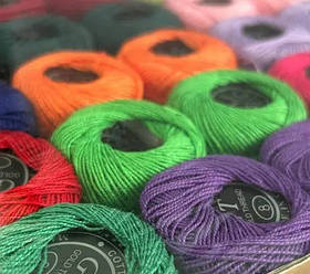 Набір ниток Ірис в мотках для в'язання та вишивки пряжа 42 бавовняних мотка нитки різнокольорові